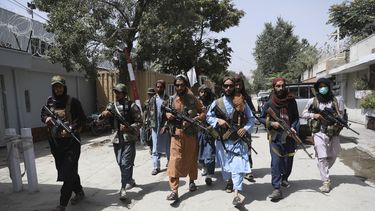 Combatientes talibanes patrullan por el vecindario de Wazir Akbar Khan, en Kabul, Afganistán, el 18 de agosto de 2021.&nbsp;