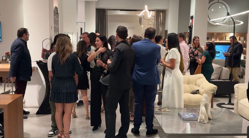 Asistentes disfrutando de una noche llena de creatividad, conexiones y celebración.