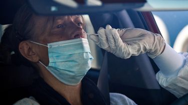 Un biólogo recoge una muestra de una mujer en una unidad de detección COVID-19, en el estacionamiento del hospital de Laval, en Laval, oeste de Francia, el 9 de julio de 2020, 2020, mientras Francia alivia las medidas de bloqueo tomadas para frenar la propagación de la enfermedad. COVID-19 causado por el nuevo coronavirus.