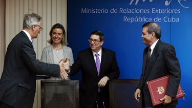 El pasado 11 de marzo, la alta representante de la UE para la Política Exterior y la Seguridad, Federica Mogherini (2-i), firmó el acuerdo en una ceremonia oficial en La Habana.