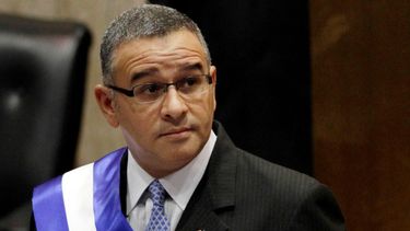 El entonces presidente de El Salvador, Mauricio Funes, acude a la Asamblea Nacional antes de su intervención para conmemorar su tercer aniversario en el cargo en San Salvador, El Salvador, junio 2012.