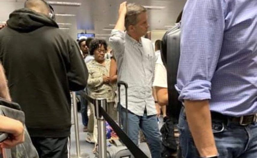 El actor cubano Fernando Echevarr&iacute;a en el aeropuerto de Miami.&nbsp;
