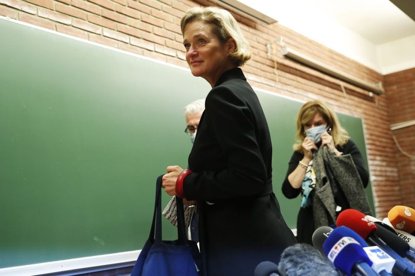 La artista y escultora belga Delphine Boel sale tras una conferencia de prensa en Bruselas el lunes 5 de octubre de 2020. Boel fue reconocida como la princesa belga Delphine de Saxe-Coburg tras un esc&aacute;ndalo de paternidad de dos d&eacute;cadas, pero ella prefiere que la sigan viendo como artista y no realeza.