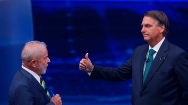 El expresidente brasileño Luiz Inácio Lula da Silva, quien busca ocupar nuevamente el cargo, a la izquierda, se enfrenta al mandatario Jair Bolsonaro en un debate en la cadena Bandeirantes Television, en Sao Paulo.