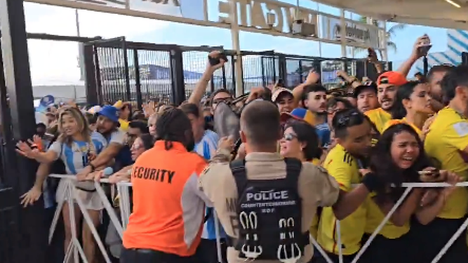 Los agentes tratan de impedir el paso desorganizado de los aficionados.&nbsp;