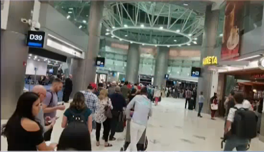 Representantes de la aerolínea dijeron que&nbsp;la suspensión se debía a cambios en los horarios en los vuelos.