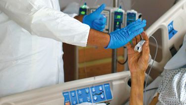 Paciente es atendido en hospital.