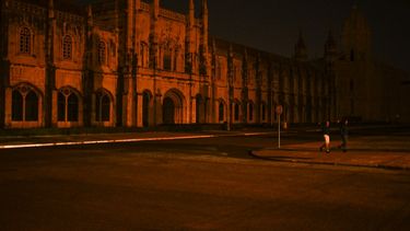 Esta fotografía muestra el Monasterio de los Jerónimos a oscuras tras un apagón masivo que afectó a toda la península Ibérica y el sur de Francia, en Lisboa, el 28 de abril de 2025. Un apagón masivo, ocurrido a última hora de la mañana del 28 de abril de 2025, afectó a toda la península Ibérica y parte de Francia, según el operador de red eléctrica portugués, REN.&nbsp;