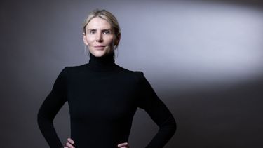 La diseñadora uruguaya de moda femenina de lujo, Gabriela Hearst, posa durante una sesión fotográfica en el marco del VIII Foro de la Paz de París, el 29 de octubre de 2025.