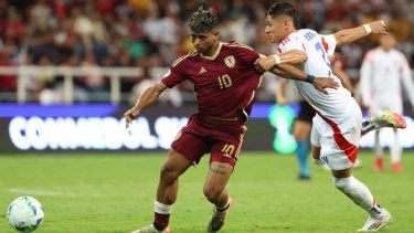 El atacante venezolano Kervin Andrade (10) defiende el balón ante la presión del chileno Ian Garguez, el 23 de enero de 2025.