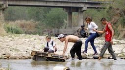 Para cruzar hay que pagar, así como para ingresar a Venezuela por las trochas.