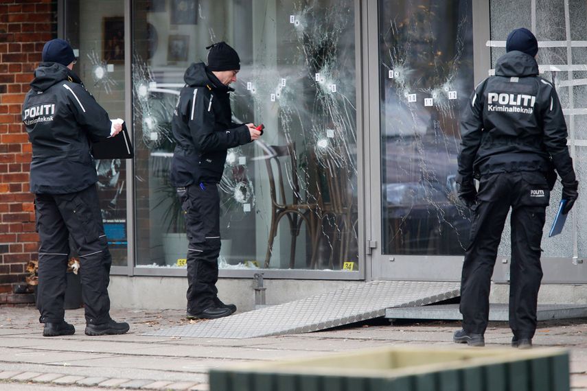 El abogado defensor de uno de los dos sospechosos dijo que los dos fueron acusados de ayudar al pistolero a escapar de las autoridades y a deshacerse de un arma durante la operación policial para dar con él que terminó a primera hora del domingo con su