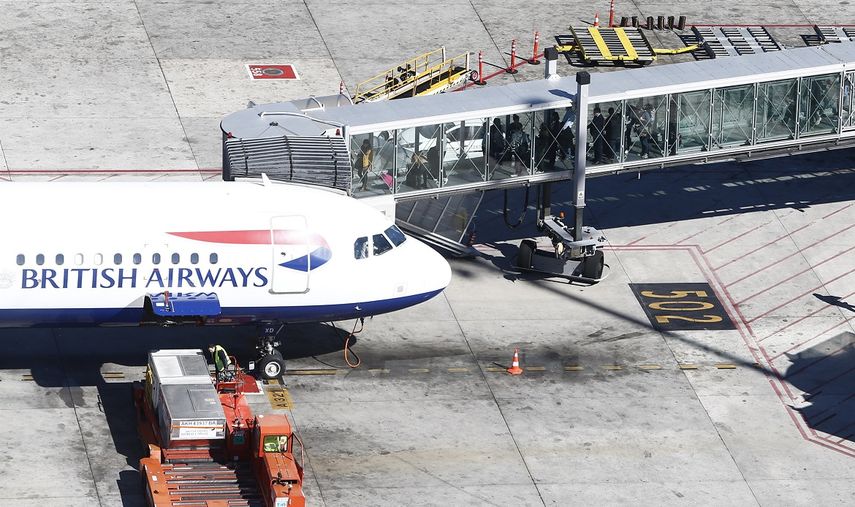 Embarque de pasajeros en el aeropuerto de Barajas en un avión de British Airways.