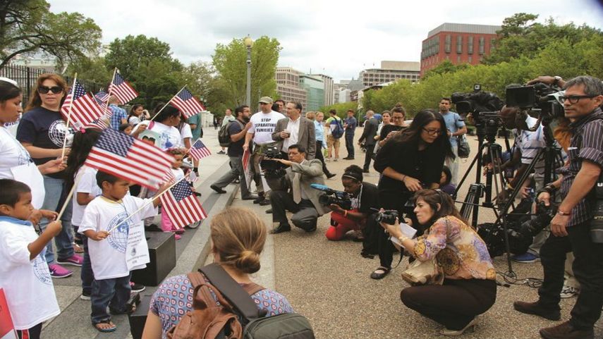 Menores acompañados de activistas proinmigrantes reclamaban frente a la Casa Blanca una acción del Presidente para detener las deportaciones