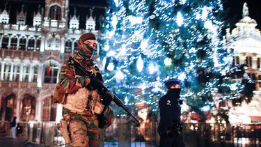 Un soldado y un policía belgas vigilan en la Grand Place de Bruselas, Bélgica, el 23 de noviembre del 2015. (EFE)