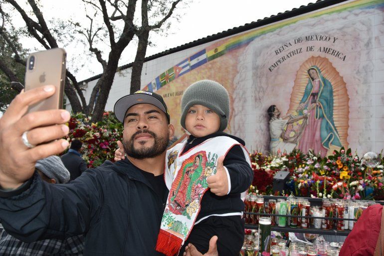 El guadalupano Luis Barrera se toma una selfie junto a su hijo Nicolás Barrera, de 3 años, en frente de un mural con la imagen de la&nbsp;virgen&nbsp;de&nbsp;Guadalupe, en el centro histórico de Los Ángeles.