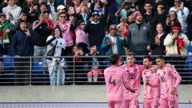 Lionel Messi #10 del Inter Miami CF celebra con sus compañeros tras marcar un gol contra el DC United durante la primera mitad del partido en el M&T Bank Stadium en Baltimore, MD.&nbsp;