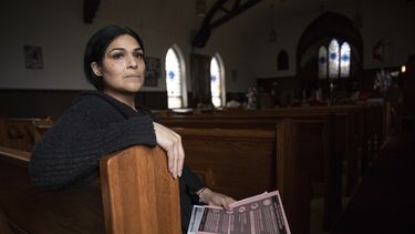 En esta fotografía del miércoles 19 de junio de 2019, Cecilia García, integrante de La Familia Latina Unida y fundadora de Family Reunification not Deportation (Reunificación Familiar, no Deportación), posa para un retrato tras una reunión de emergencia sobre cómo protegerse ante el anuncio del presidente Donald Trump de ordenar redadas migratorias, en la iglesia metodista Lincoln en el vecindario Pilsen de Chicago.&nbsp;
