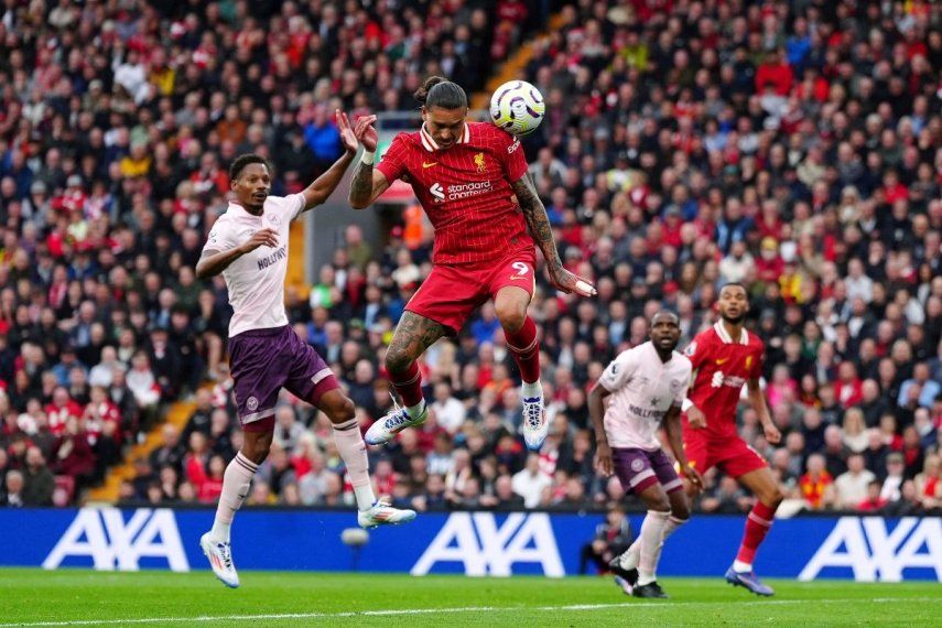 El delantero uruguayo de Liverpool, Darwin Núñez, cabecea durante un partido de la Liga Premier, el domingo 25 de agosto de 2024.&nbsp;