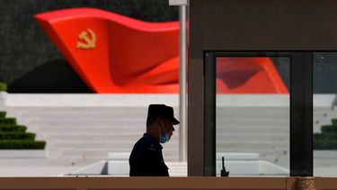 Un militar custodia una de las sedes del Partido Comunista de China.
