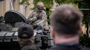 Un miembro del grupo Wagner en un tanque en una calle de la ciudad de Rostov-on-Don, el 24 de junio de 2023.