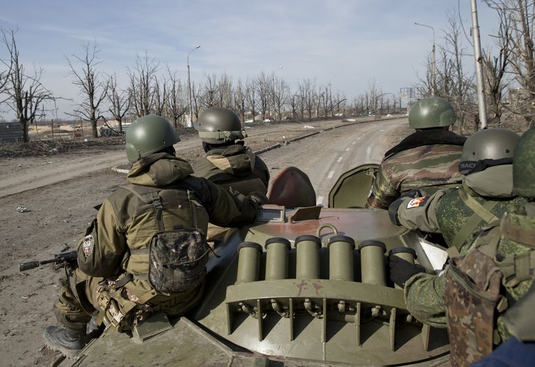 Rebeldes separatistas ucranianos respaldados por Rusia, sentados sobre un vehículo blindado en ruta hacia el aeropuerto de las afueras de Donetsk, Ucrania