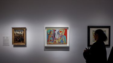 Una persona observa las obras de la exposición Picasso. Lo sagrado y lo profano, en el Museo Nacional Thyssen-Bornemisza, a 15 de octubre de 2023, en Madrid.&nbsp;