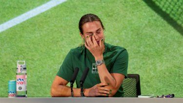 La bielorrusa Aryna Sabalenka reacciona mientras habla durante una conferencia de prensa tras su derrota ante la jugadora estadounidense Amanda Anisimova en las semifinales de Wimbledon.