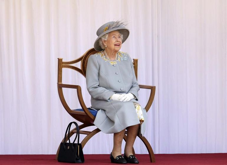 La reina Isabel II de Gran Bretaña observa flechas rojas en el cielo para celebrar su cumpleaños oficial en el Castillo de Windsor, en Windsor, Inglaterra, el sábado 12 de junio de 2021. 