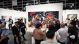 En esta foto de archivo tomada el 21 de marzo de 2023, la gente visita Art Basel en Hong Kong.