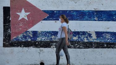 Una mujer camina por las calles de La Habana, Cuba, con una mascarilla de protección contra el coronavirus, el 28 de marzo de 2020.