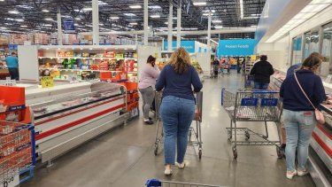 Clientes en una de las grandes cadenas de supermercados en Estados Unidos.