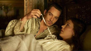 En pleno auge del #MeToo, la cadena ha anunciado que, a partir de ahora, todas las series que contengan secuencias subidas de tono estarán supervisadas por la figura coordinador de intimidad.