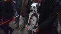 Un manifestante con un retrato de una persona desaparecida durante la dictadura de Augusto Pinochet, en una marcha por el aniversario del golpe de Estado en Santiago el 11 de septiembre del 2022.
