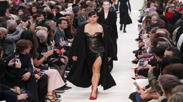 En esta foto de archivo del 1 de marzo de 2020, una modelo luce una creación para la colección de moda Valentino durante la Paris Fashion Week Otoño/Invierno 2020/21 presentada en París.&nbsp;