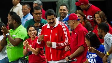 Nicolás Maduro, junto al alcalde de Caracas, Jorge Rodríguez bailan en el acto proselitista que ofrecieron este lunes (EFE)