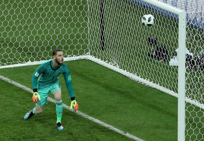 El portero de La Roja no pudo hacer nada para evitar el tercer gol de Cristiano.