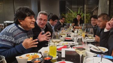 Evo Morales y el ideólogo del nuevo gobierno de Perú Vladimir Cerrón (derecha), el 26JUL21 en Lima.