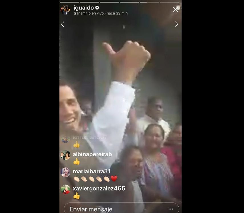 Juan Guaidó saludó a los presentes quienes estuvieron sorprendidos al verlo caminando por Petare.&nbsp;&nbsp;
