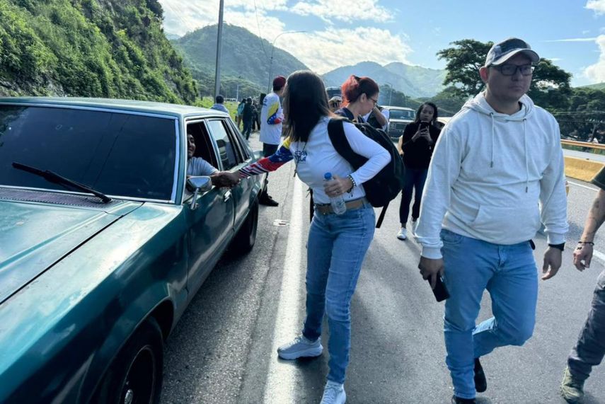 María Corina Machado saluda a ciudadanos en la Autopista Regional del Centro, la más tránsitada de Venezuela