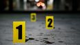 La policía investiga en la escena del crimen.