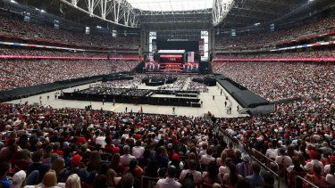 Decenas de miles de personas se reunieron para rendir homenaje al activista conservador Charlie Kirk en el State Farm Stadium en Glendale, Arizona, el 21 de septiembre de 2025.