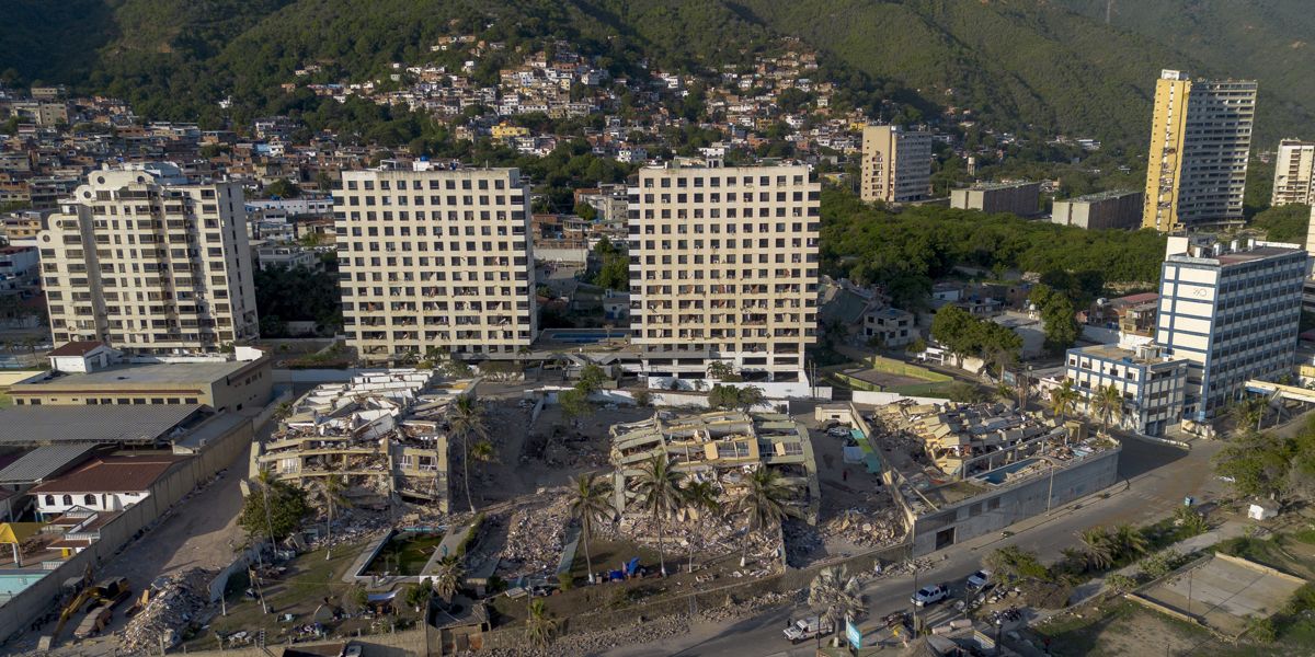 Vista aérea de la Guaira luego de cinco días del doblete sísmico que azoto la región (EFE)