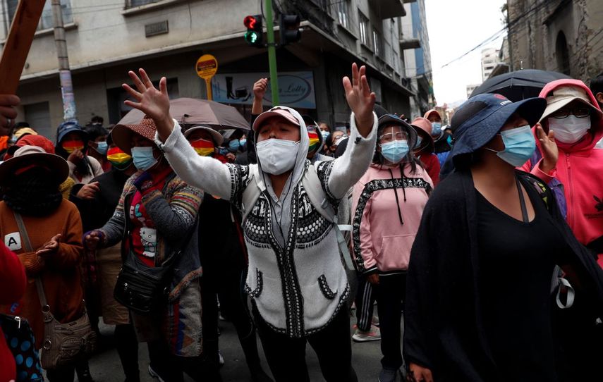 La gente grita durante una protesta en apoyo a los trabajadores de la salud en medio de la pandemia de COVID-19 en La Paz, Bolivia, el lunes 22 de febrero de 2021. Los trabajadores de la salud han convocado una huelga general para protestar contra una nueva ley sanitaria de emergencia que, entre otras cosas, permite la contratación de médicos extranjeros.&nbsp;