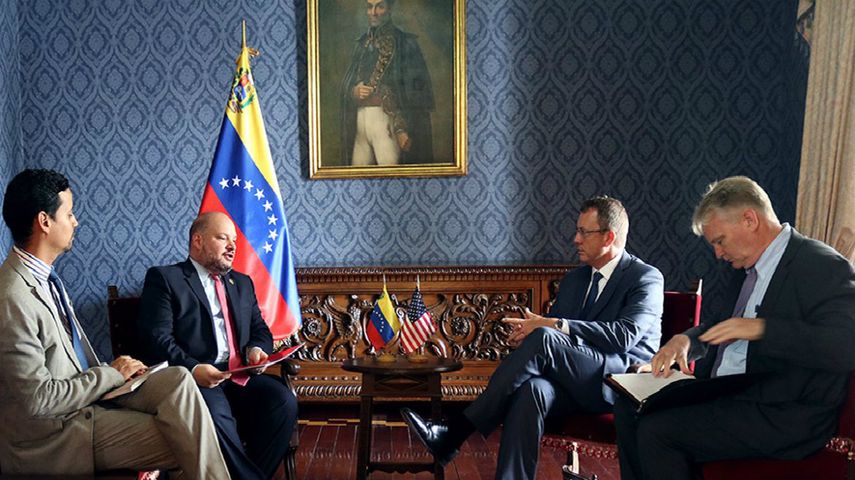 El diplomático fue recibido por el viceministro para América del Norte, Carlos Ron, quien le hizo entrega de una nota de Protesta en rechazo a las declaraciones injerencistas del embajador Whitaker.