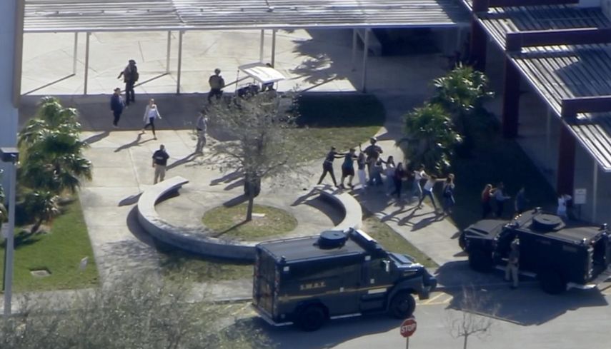 Momento en que los estudiantes son evacuados de la escuela secundaria Stoneman Douglas, localizada en Parkland, condado de Broward.
