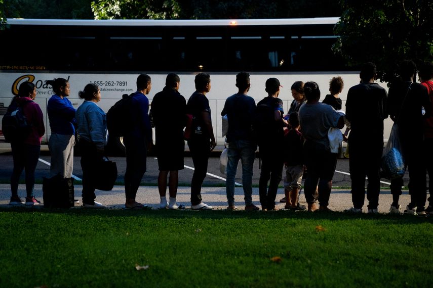 Desde abril, el gobernador de Texas, Greg Abbott, ha ordenado que los autobuses transporten miles inmigrantes de Texas a Washington, DC y la ciudad de Nueva York para resaltar las críticas a la política fronteriza del presidente estadounidense Joe Biden.