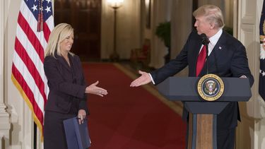 El presidente Donald J. Trump estrecha la mano de&nbsp;Kirstjen&nbsp;Nielsen luego de anunciarla como su nominada para el puesto de Secretaria de Seguridad Nacional.