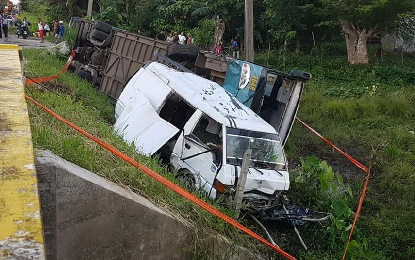 Panel y ómnibus Yutong accidentados en Bauta.&nbsp;