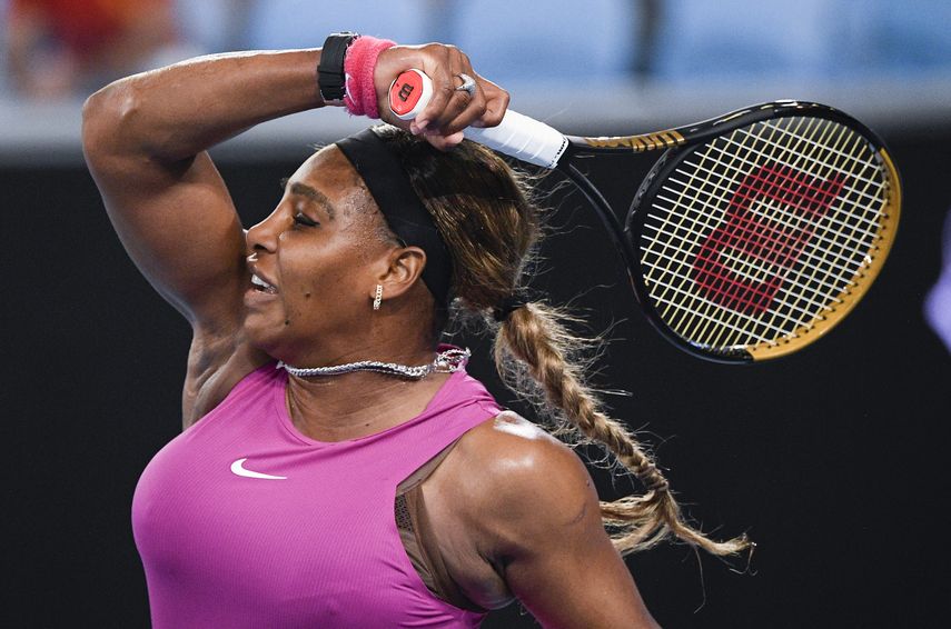 La tenista estadounidense Serena Williams devuelve a su compatriota Danielle Collins durante un torneo de preparación del Abierto de Australia, en Melbourne, Australia, el 5 de febrero de 2021